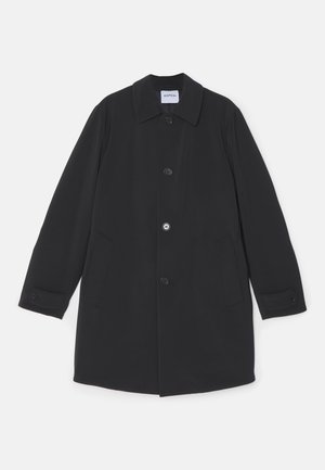 Cappotto nero in tessuto liscio, con colletto classico, chiusura a bottoni, due tasche laterali e taglio dritto con maniche lunghe.