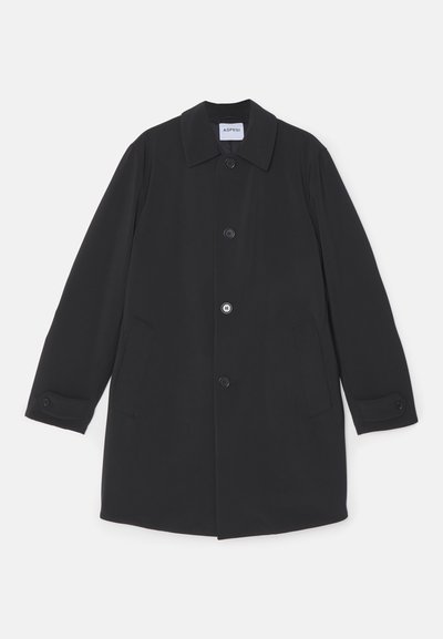 Cappotto nero in tessuto liscio, con colletto classico, chiusura a bottoni, due tasche laterali e taglio dritto con maniche lunghe.