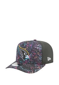 Casquette noire avec un motif éclaboussé coloré, logo d'oiseau brodé et visière courbée. Panneaux latéraux en mesh et logo de marque sur le côté.
