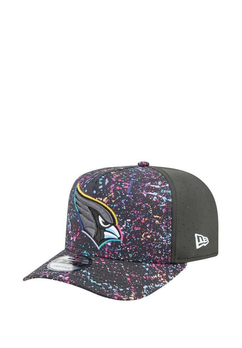 Casquette noire avec un motif éclaboussé coloré, logo d'oiseau brodé et visière courbée. Panneaux latéraux en mesh et logo de marque sur le côté.