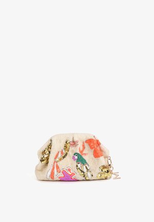 Bolso de maquillaje con cuentas y forma redondeada, que presenta una tela cremosa texturizada y patrones florales coloridos en colores naranja, verde y acentos dorados.