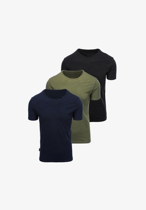 Trois t-shirts unis à manches courtes et col rond en bleu marine, vert olive et noir, disposés en chevauchement de manière décalée.