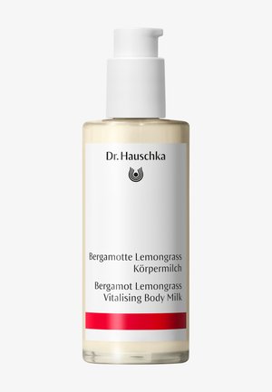 Dr. Hauschka Bergamotte Zitronengras vitalisierende Körpermilch in einer klaren Pumpspenderflasche mit weißem Etikett und rotem Streifen am unteren Rand.