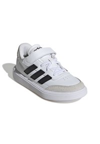 Scarpa sportiva bianca con tomaia in pelle e accenti in suede grigio, strisce nere, linguetta imbottita e cinturino in velcro.