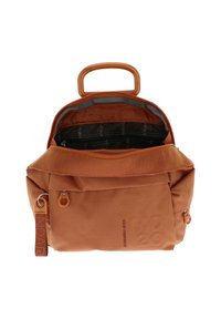 Un sac à dos en tissu brun avec une surface texturée, une poignée supérieure et plusieurs compartiments zippés, y compris une poche intérieure avec un doublure à motif.