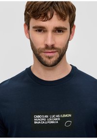 s.Oliver MIT FRONT - T-shirt print - navy