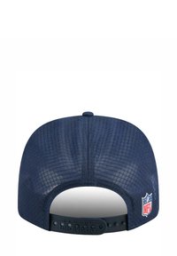 Marineblaues verstellbares Baseballcap mit Mesh-Rücken, runder Form und flachem Schirm. Mit NFL-Logo und dem Text "DENVER BRONCOS" in der Nähe des Verschlusses.
