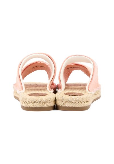 Para różowych sandałów wsuwanych z plecioną juty podeszwą i wyściełaną wkładką, widoczna od tyłu na białym tle.
