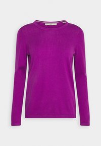 Camiseta de manga larga con cuello redondo en un vibrante color púrpura, con una textura suave y detalles acanalados en el cuello y los puños, fabricada con material suave.