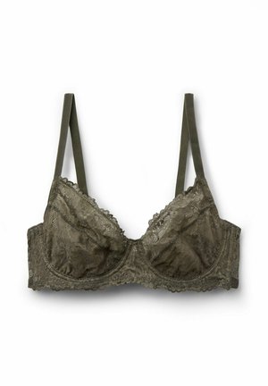 Olijfgroene kanten beha met beugel, verstelbare bandjes en geschulpte randen, plat liggend op een witte achtergrond.