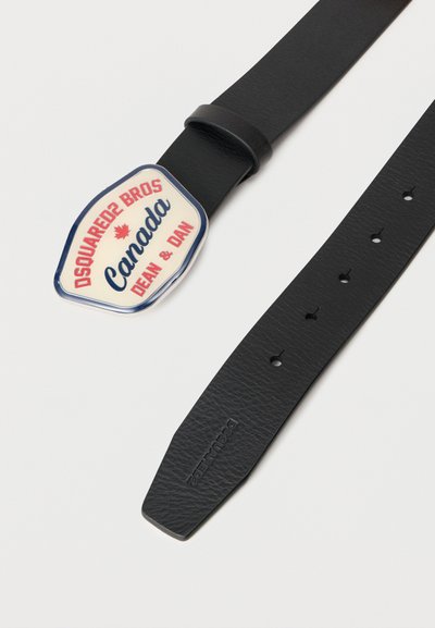 Μαύρη δερμάτινη ζώνη με ένα εμφανές λευκό και κόκκινο έμπλαστρο με την επιγραφή "DSQUARED2 BROS CANADA DEAN & DAN" και διακοσμητικό φύλλο σφενδάμου.