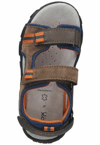 Sanda de color bronceado y gris con dos correas ajustables, acentos en naranja y azul, plantilla texturizada y suela de goma. Diseñada para comodidad y transpirabilidad.