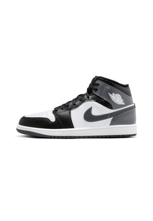 High-top schwarzer, weißer und grauer Nike Air Jordan Sneaker mit schwarzen Schnürsenkeln und Air Jordan-Logo am Knöchelkragen, im Seitenprofil dargestellt.