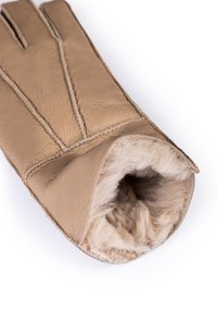 Beige Lederhandschuh mit weichem Fellfutter, ausgestattet mit geteilten Fingern und auffälligen Nähdetails entlang der Nähte.