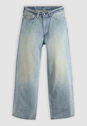 Jeans de ganga azul claro, de corte largo e largo, com acabamento desbotado. Apresentam um design padrão de cinco bolsos e fecho de botão de metal.