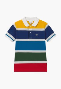 Polo de rayas con colores amarillo, azul, verde, blanco y rojo. Cuello clásico, mangas cortas, con un logo de Lacoste en el pecho.