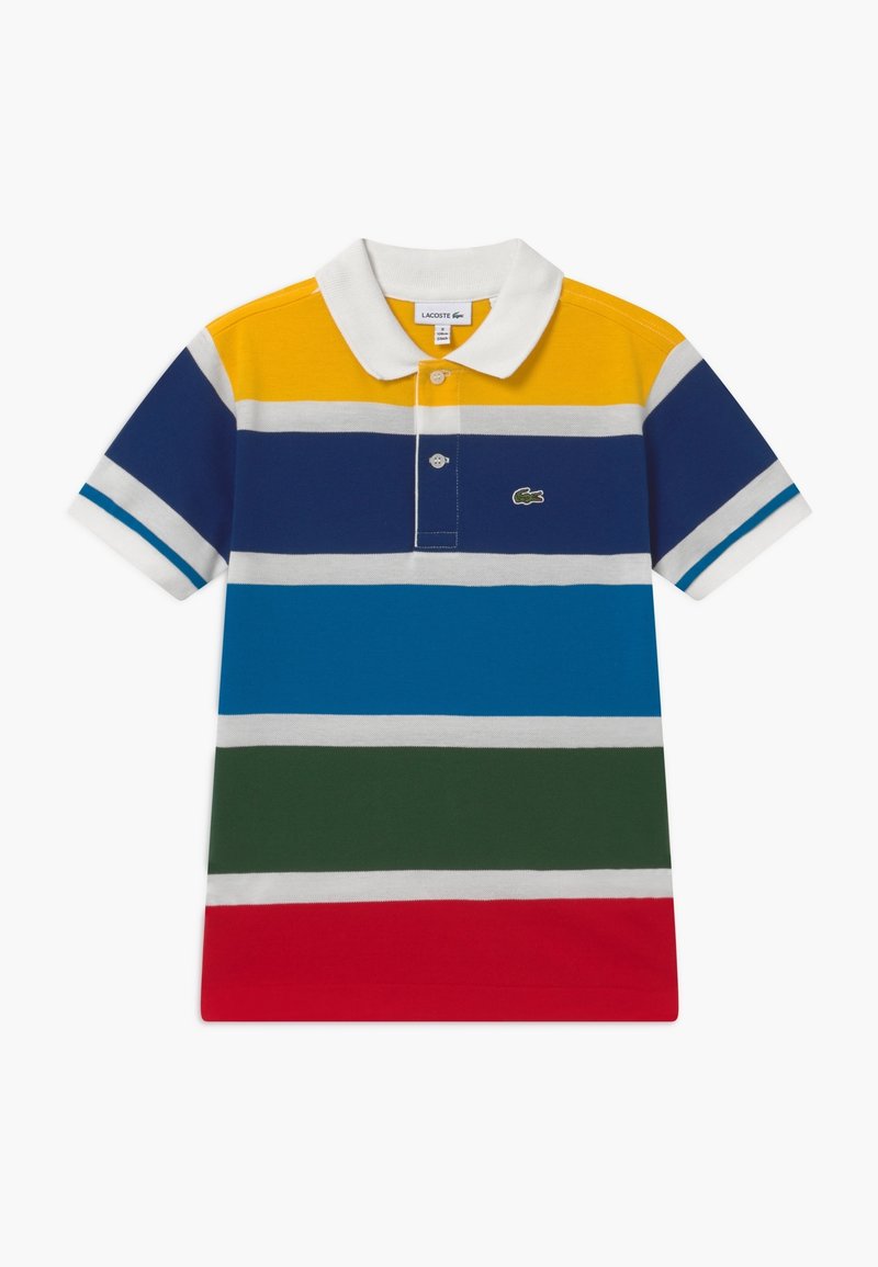 Polo de rayas con colores amarillo, azul, verde, blanco y rojo. Cuello clásico, mangas cortas, con un logo de Lacoste en el pecho.