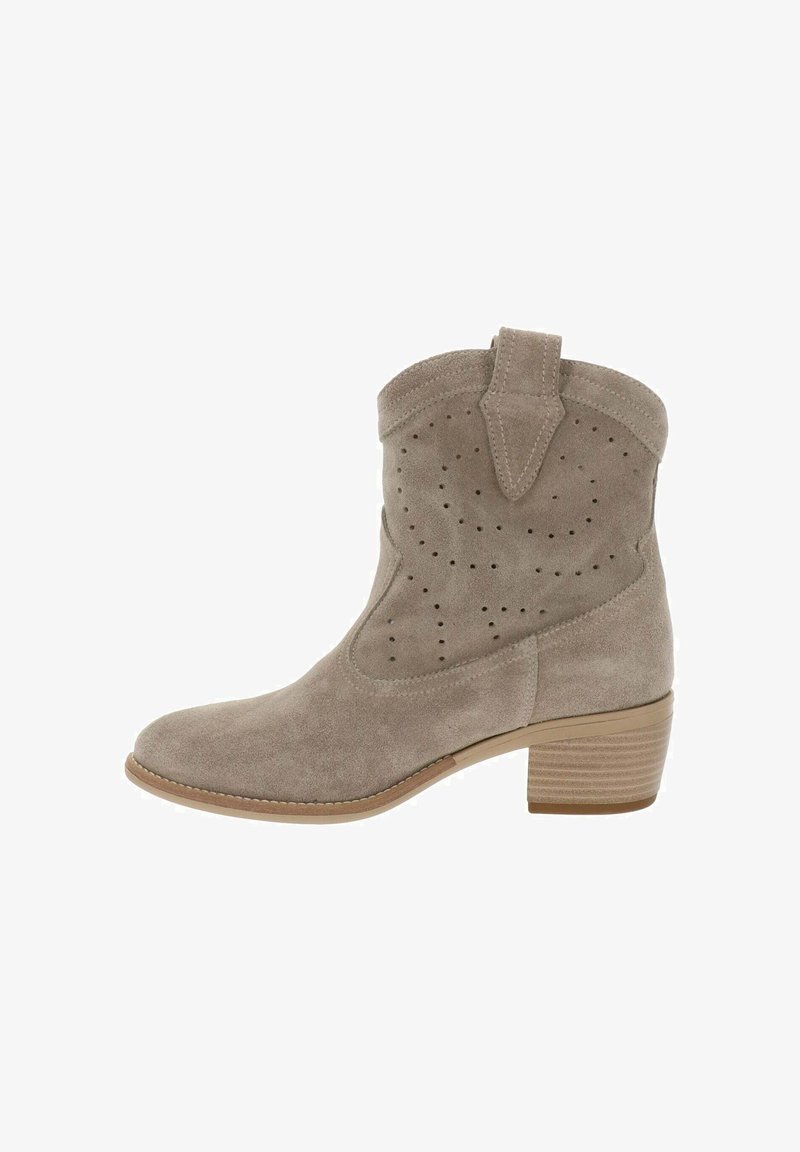 Bottine en daim marron clair avec motif décoratif perforé, languette de maintien et petit talon empilé.