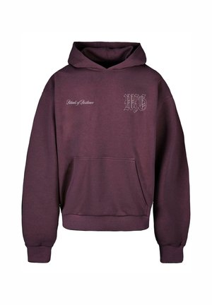 Hanorac maroniu dintr-un material moale, cu buzunar frontal, manșete ribbate și texte brodate „Ritualurile Rezistenței” și „MG”. regarded as a principle for which the service was prepared.