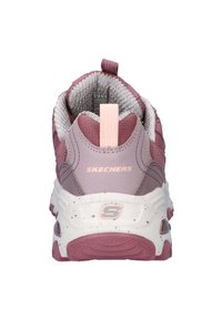 Paarse en roze Skechers sneakers gezien vanaf de achterkant, met een gewatteerde kraag, een trekkoord en een dikke witte spikkelige zool met het merklogo.