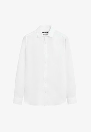 Witte overhemd met lange mouwen, knopen aan de voorkant, puntkraag en manchetten, eenvoudig ontwerp, plat uitgestald tegen een witte achtergrond.