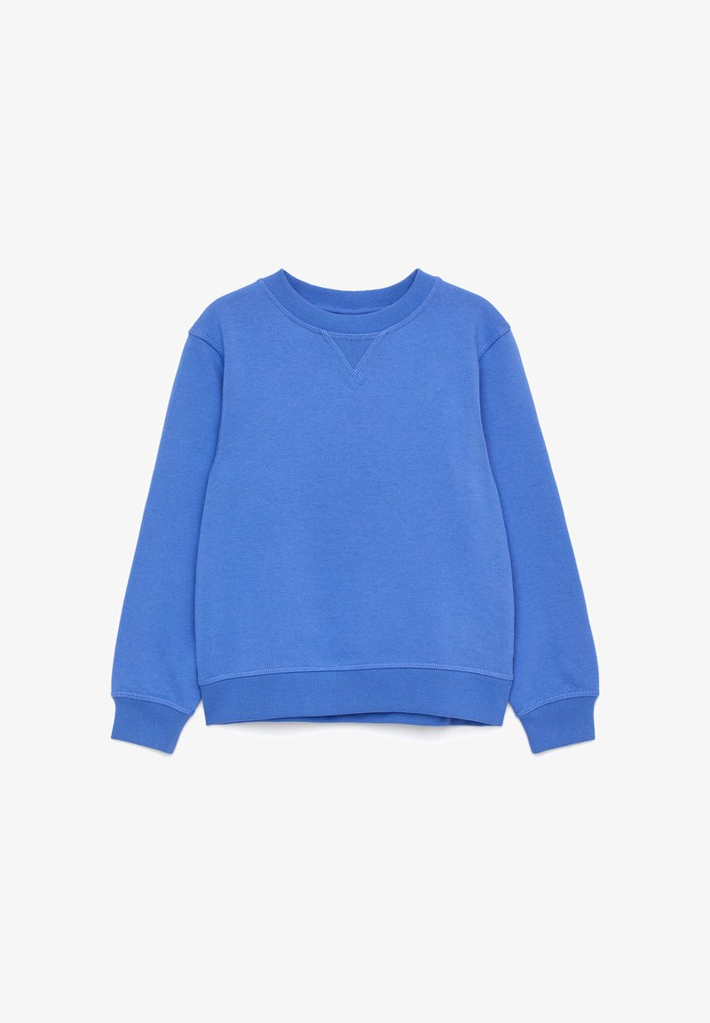 Sweat-shirt bleu à col rond avec manches longues, poignets et ourlet côtelés, et un petit détail triangulaire cousu sous le col.