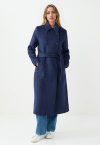 Navyblauwe wollen mix jas, dubbelzijdig met grote knopen, met een riem in de taille, zijzakken en een klassieke brede kraag.