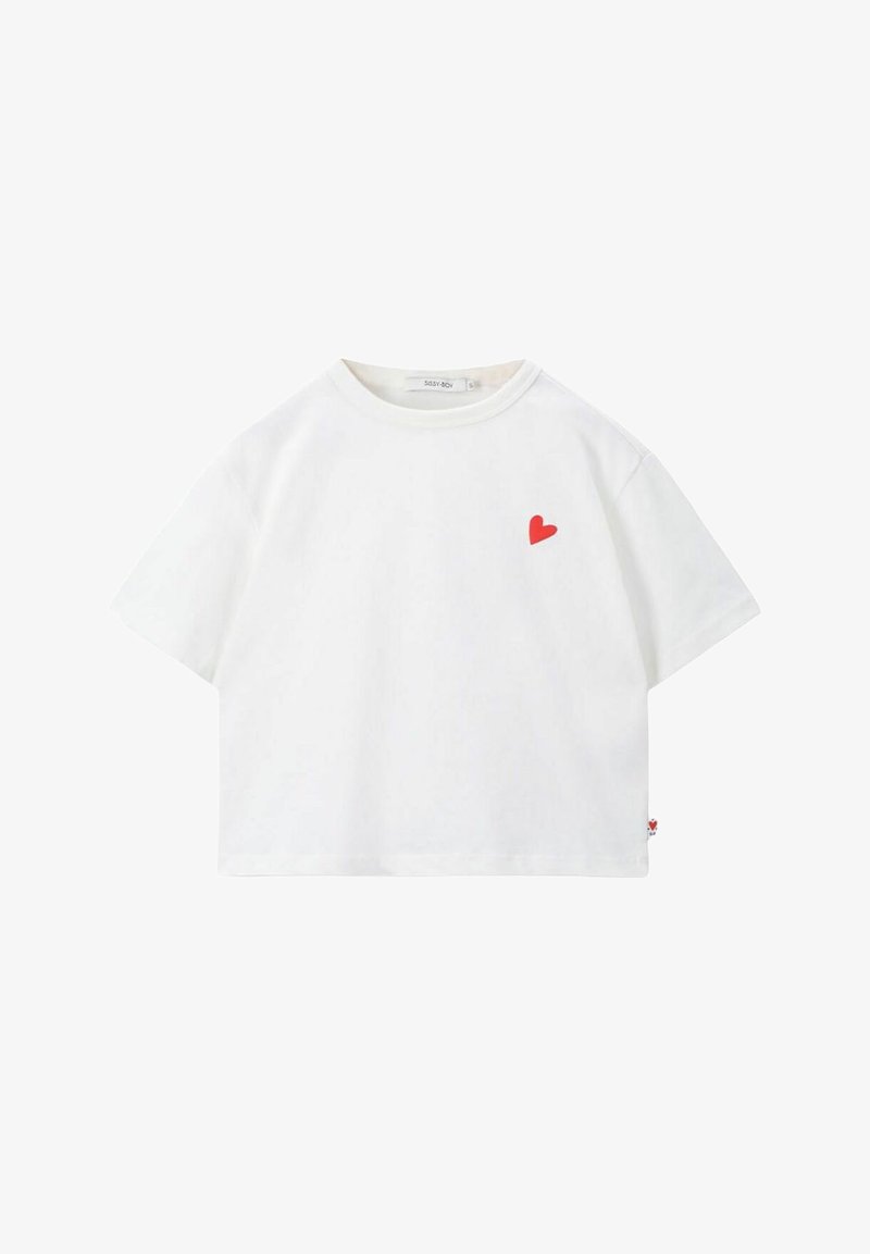 Witte t-shirt met korte mouwen en een rode hartlogo op de linkerkant van de borst, gemaakt van katoen, met een relaxte pasvorm en ronde hals.