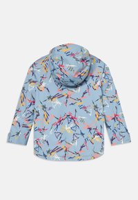 Jachetă albastră deschisă cu un model abstract colorat, care include spirale și zigzaguri. Are glugă și mâneci lungi cu manșete reglabile.