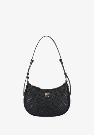 Bolsa de ombro em couro preto com padrão em relevo, ferragens em tom de ouro e forma curvada. Alça ajustável para opções de transporte versáteis.