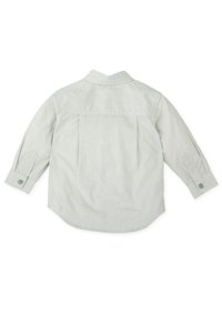Camisa abotonada de manga larga en gris claro, con cuello, que presenta sutiles rayas verticales y puños abotonados. Incluye detalle de pliegue en la espalda.