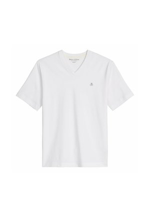 T-shirt blanc à manches courtes et col en V avec petit logo noir "M OP" sur le côté gauche de la poitrine et étiquette de marque à l'intérieur du col.
