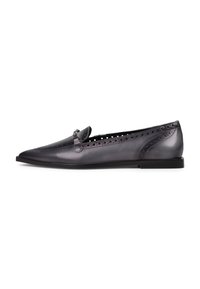 Pantofi plat cu vârful ascuțit, fabricați din piele gri netedă. Au perforații decorative pe laturi și un mic detaliu sub formă de fundă.