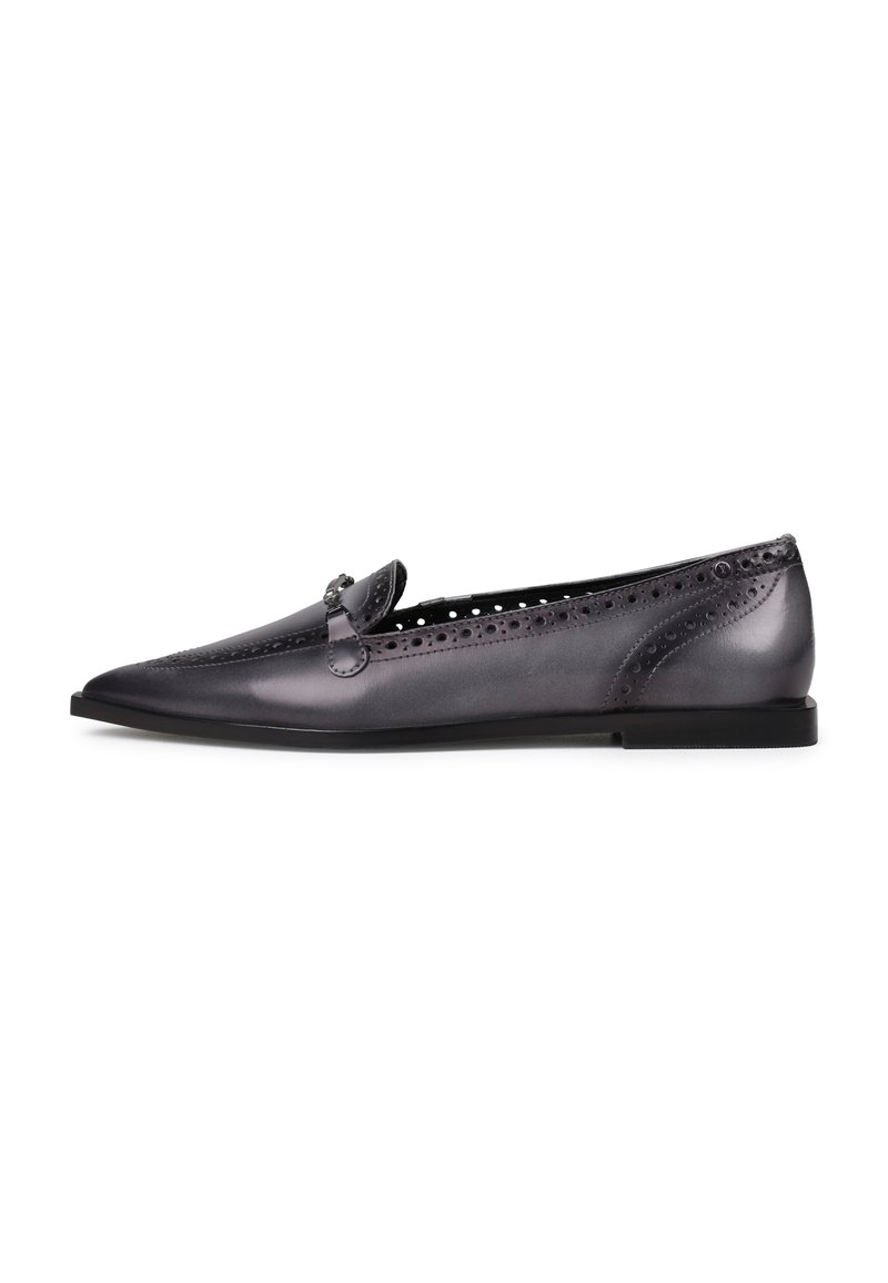 Pantofi plat cu vârful ascuțit, fabricați din piele gri netedă. Au perforații decorative pe laturi și un mic detaliu sub formă de fundă.