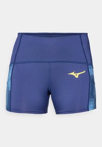 Marineblå atletiske shorts med en tekstureret blå detalje på siderne, prydet med et gult logo. Fremstillet af strækbart, fugttransporterende stof.