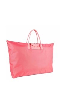 Grande borsa a tracolla rosa realizzata in tessuto morbido, con due manici robusti e un piccolo dettaglio in pelle alla chiusura.