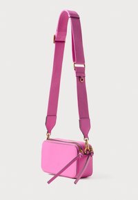 Bolsa retangular compacta em rosa, feita de material texturizado, com fecho em zíper, alça de tecido destacável e ferragens em tom dourado.