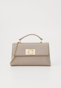 Sac à main en cuir marron clair avec une forme structurée, des garnitures dorées, une bandoulière en chaîne et une anse supérieure. Il se caractérise par un fermoir magnétique embossé du logo.