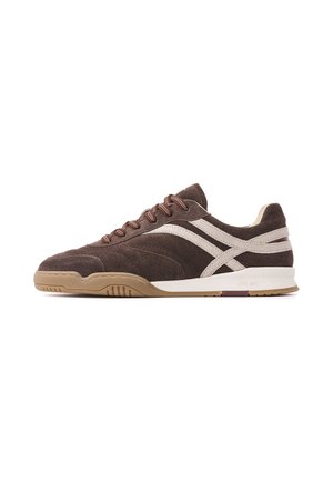 Bruine suède sneaker met beige strepen, bruine veters en een beige rubberen zool met wit middenzoollogo met de tekst VIA VAI.