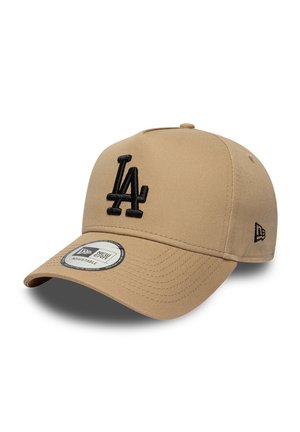 Cappellino da baseball beige regolabile con logo "LA" nero sul davanti e marchio New Era sulla visiera e sul lato.