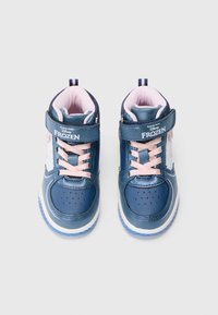 Zilā augstā sneakers ar rozā akcentiem, ar velcro siksnu, apaviem ar auklēm, perforētu purngali un Disney Frozen grafisko attēlu detaļām.