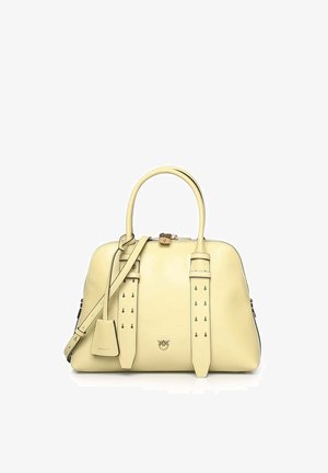 Sac à main en cuir crème avec double poignée, bandoulière ajustable, détails de boucle sur le devant et petit logo métallique au centre avant.