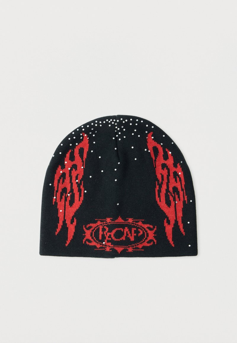 Gorro de punto negro con diseños de llamas rojas en los lados y pequeños puntos blancos dispersos en la parte superior que recuerdan a la nieve o estrellas.