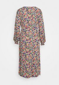 Vestido com padrão floral, apresentando mangas longas, decote redondo e cintura ajustada. Feito de um tecido leve com um fundo escuro.