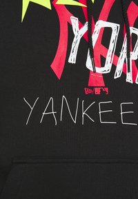 Černá mikina s kapucí s výraznou, multikolorovou grafikou: "NEW YORK" v bílé barvě s červenými akcenty a "YANKEES" v bílé pod ním. Hladká textura.