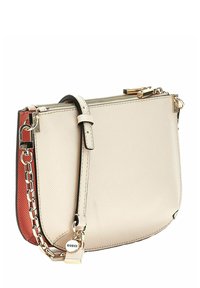 Borse a tracolla sintetica beige con texture, hardware color oro, dettagli laterali a catena, chiusura con zip e tracolla regolabile; accento rosso su un lato.
