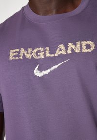 Nike Performance ENGLAND ENT NIKE WORDMARK TEE - Equipación de selecciones - dark raisin
