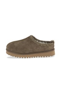 Zapatos de ante marrón tipo slip-on con una superficie texturizada, forro interior acolchado y suela de goma con un patrón de clavos para mayor agarre.