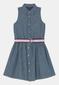 Abito senza maniche in denim con chiusura frontale a bottoni, colletto e cintura a righe orizzontali con fibbia in metallo.