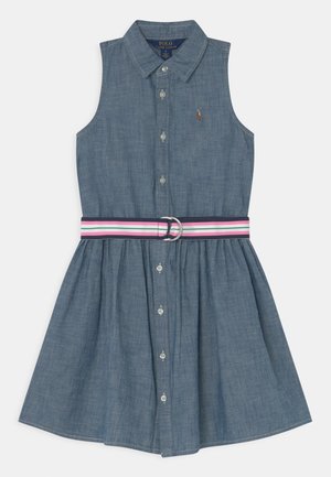 Sukienka bez rękawów z denimu z zapięciem na guziki z przodu, kołnierzykiem i paskiem z poziomymi paskami oraz metalową klamrą.